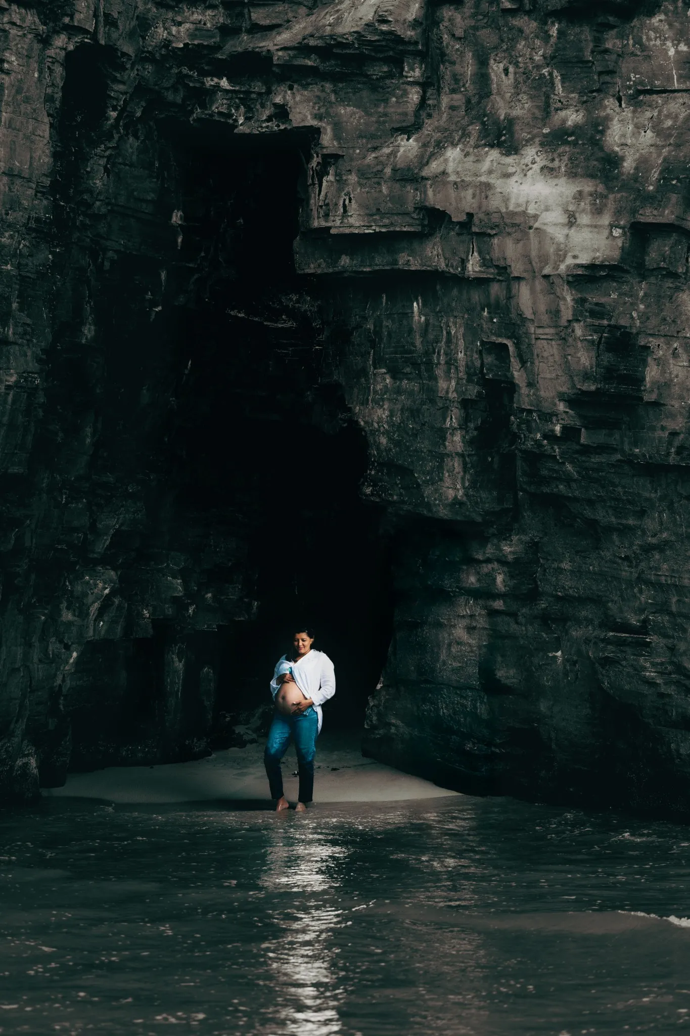 Eagle Productions Maternity Couple Sea Cave